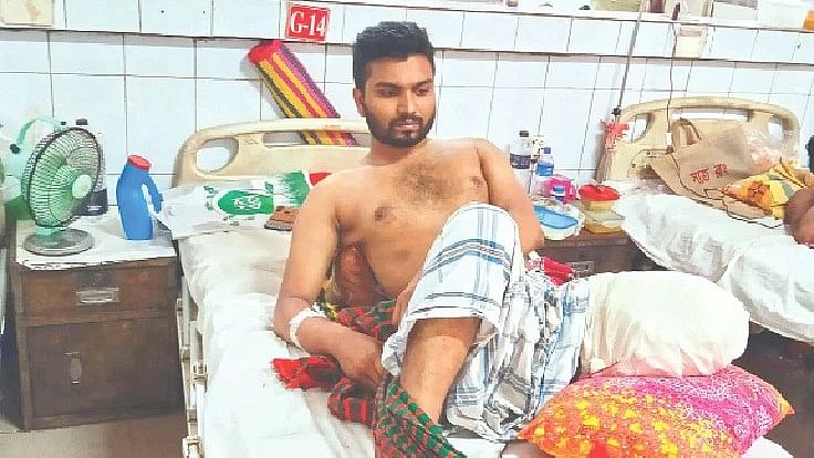 Zakir Shikder from Madhya Badda, Dhaka, who lost his left leg, is taking treatment at NITOR